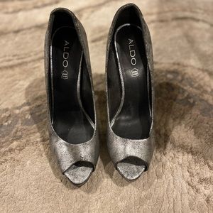 Aldo 5 inch heels in great condition. US size 11. True to size.
